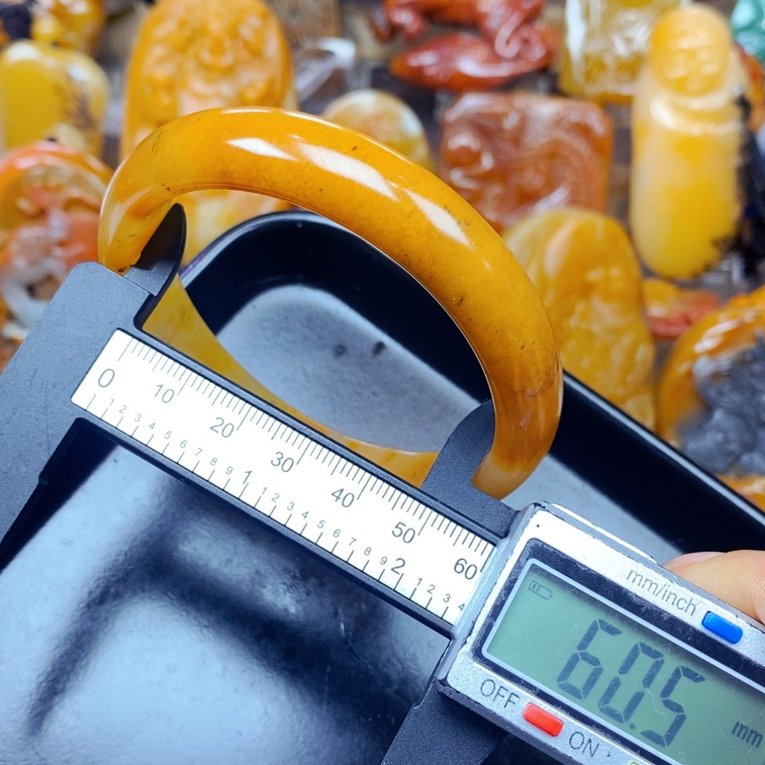 石英质玉（黄龙玉）未镶嵌颈饰