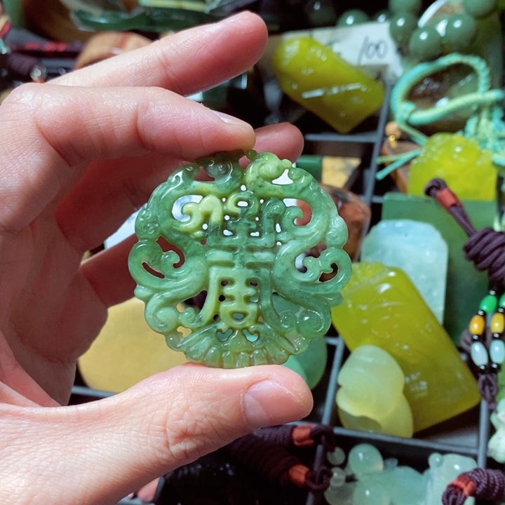 蛇纹石玉颈饰未镶嵌