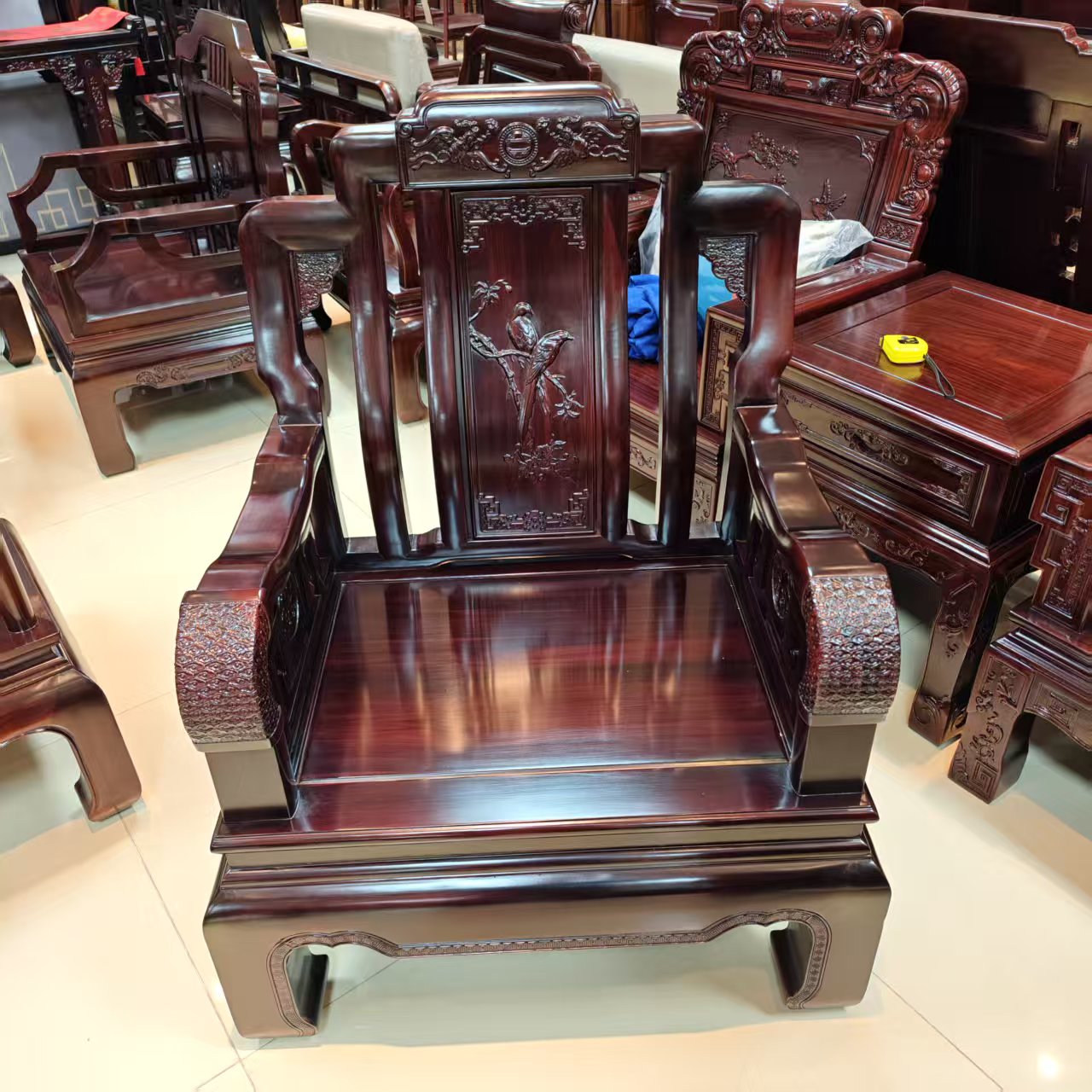 酸枝木  花鸟背板单人位尺寸：长88宽68坐高40背高112