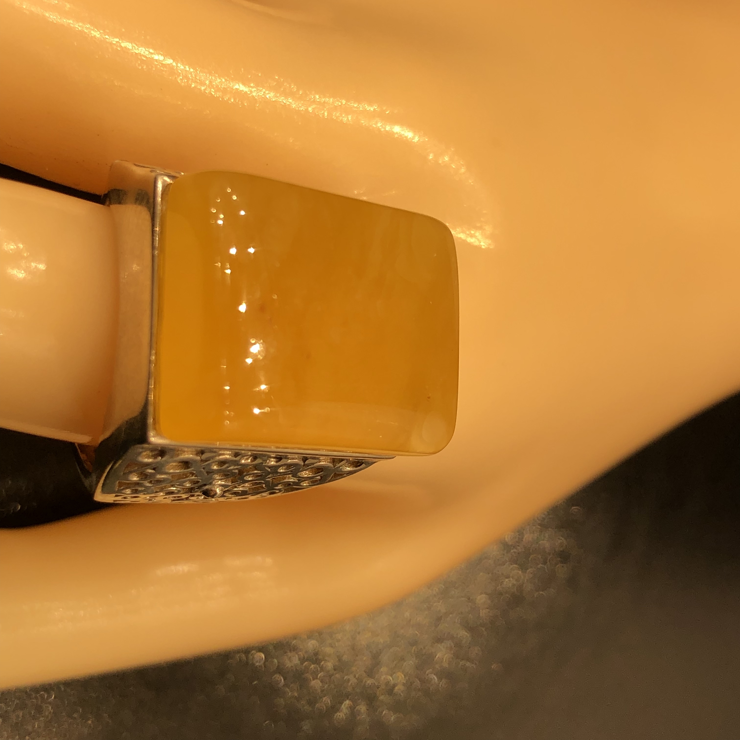 原生态鸡油红蜜蜡戒指。