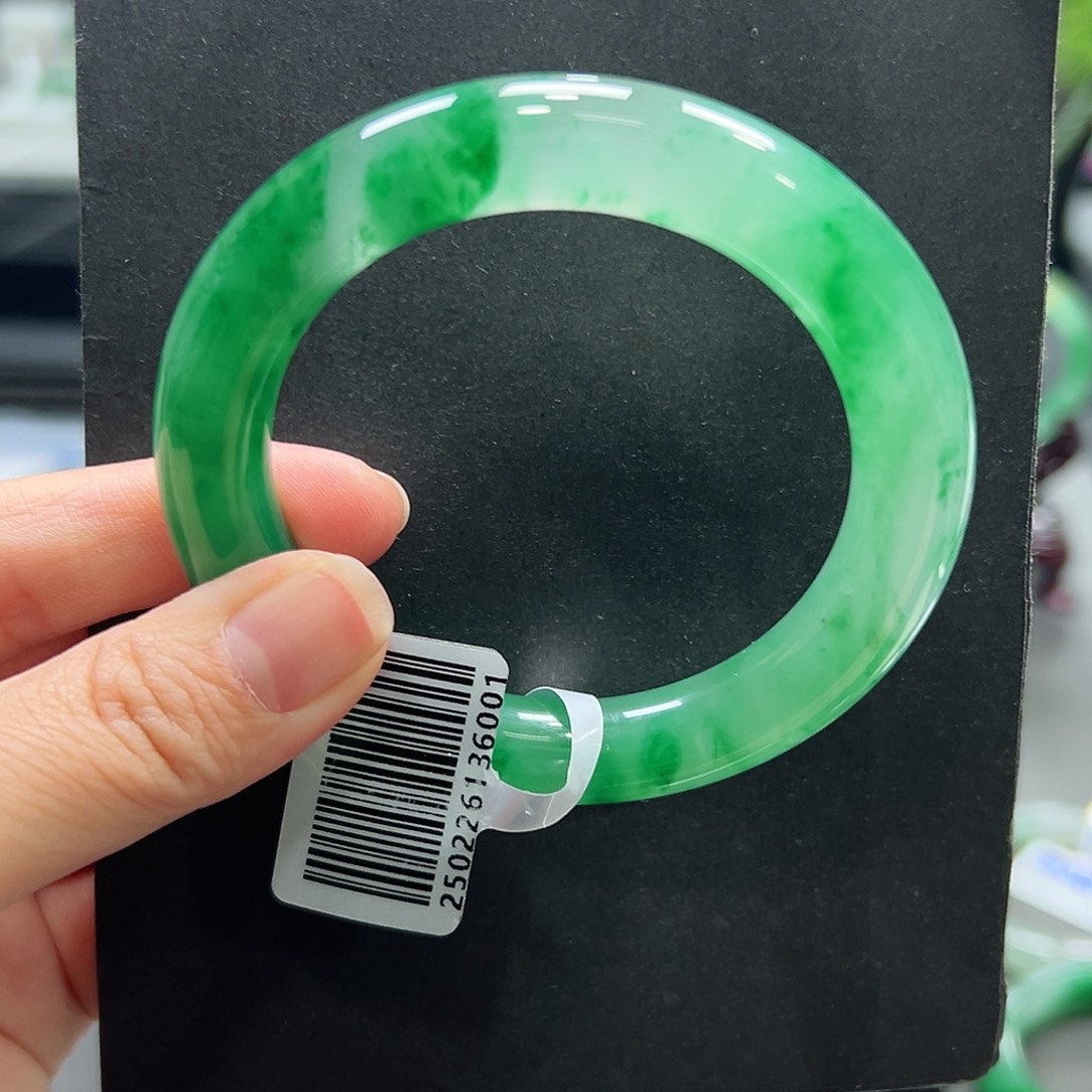 美***天石英质玉（非洲翠）未镶嵌手镯