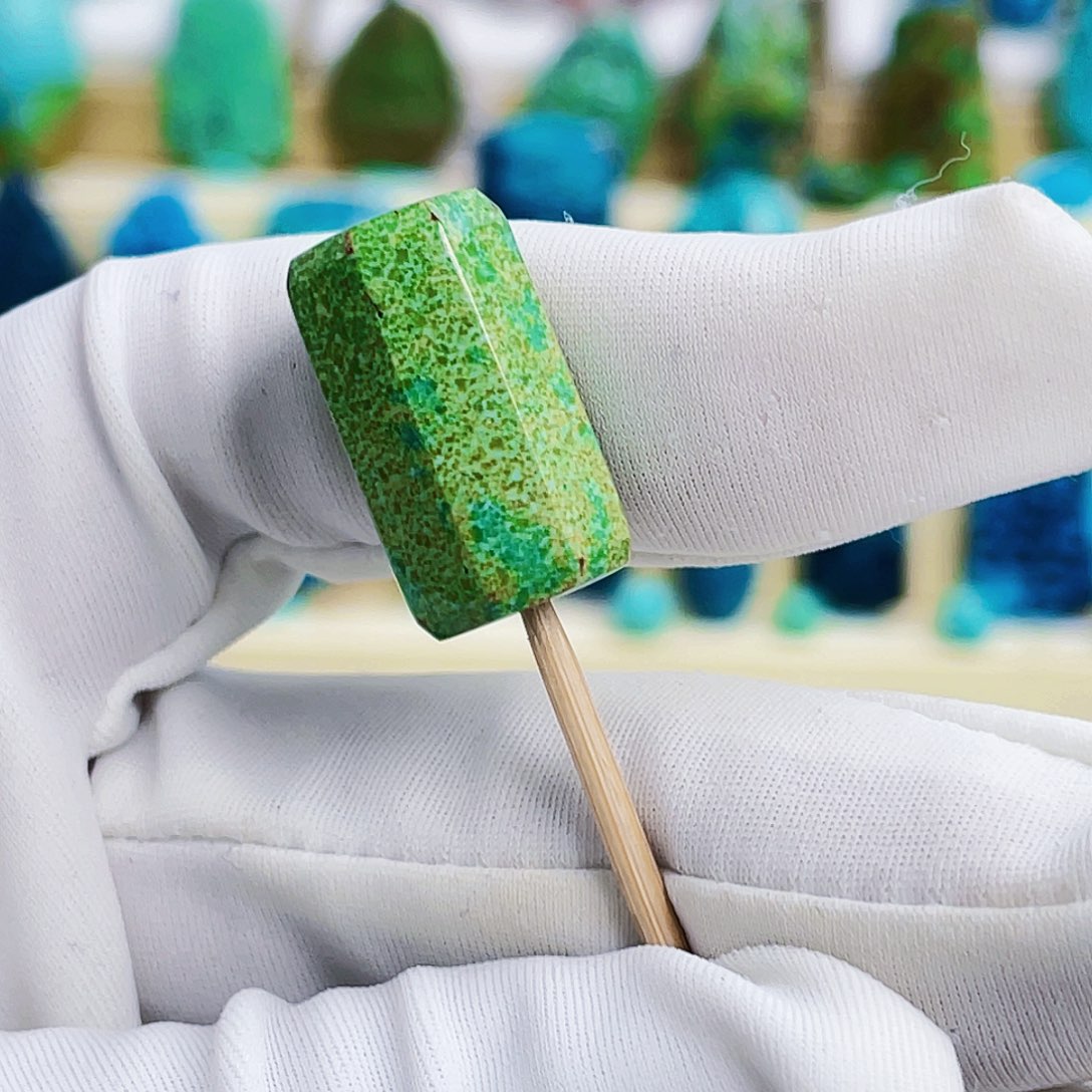 绿松石未镶嵌颈饰