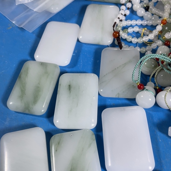 石英质玉未镶嵌颈饰