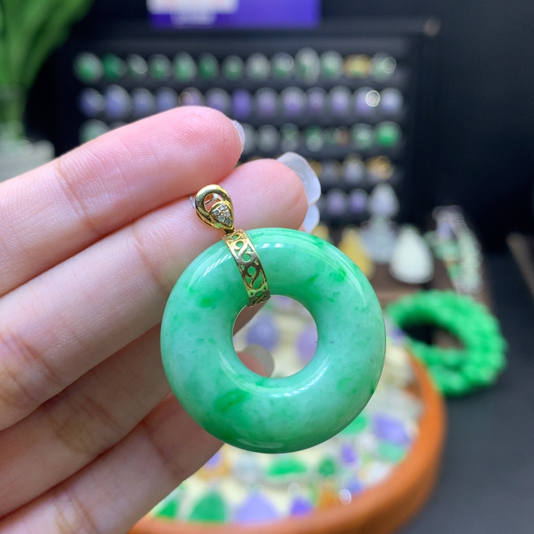 翡翠18K金镶嵌颈饰