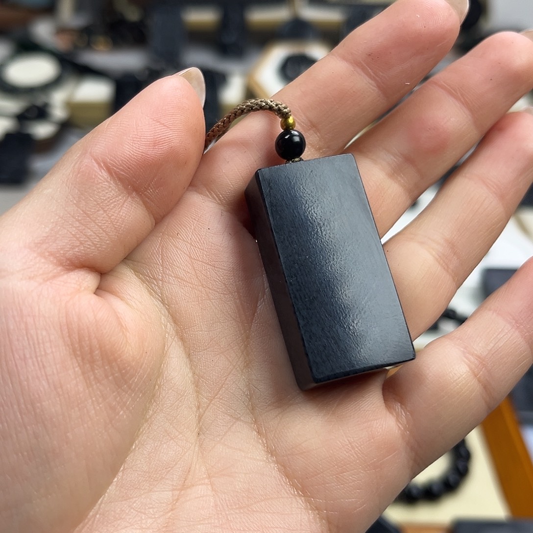 烫***喵和田玉（墨玉）未镶嵌颈饰钢板