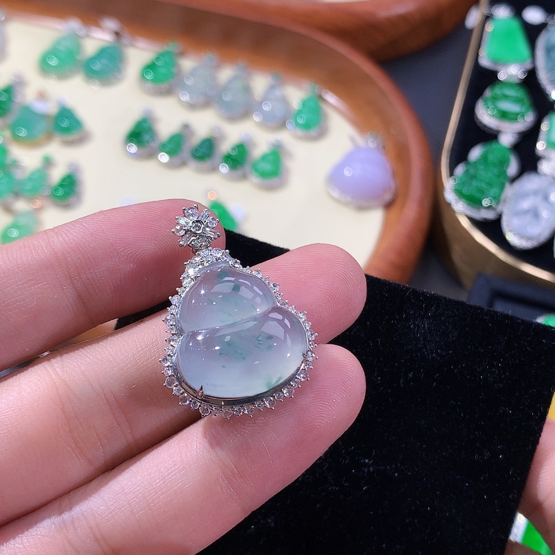 翡翠18K金镶嵌颈饰