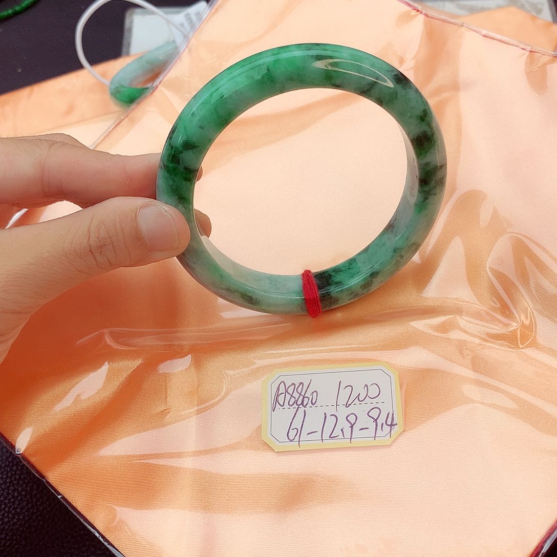 翡翠手镯未镶嵌翡翠