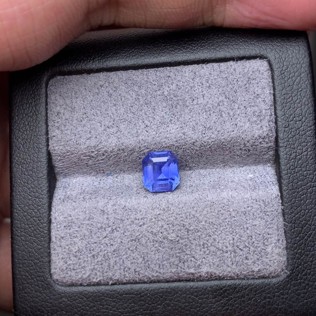 蓝宝石裸石未镶嵌1.6克拉矢车菊