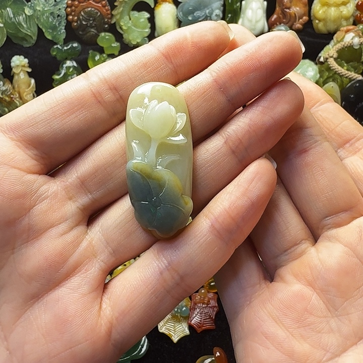 浅***笑蛇纹石玉未镶嵌颈饰