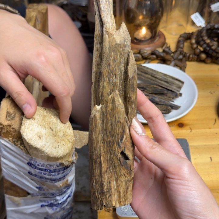 沉香手把件白棋品种块料77克