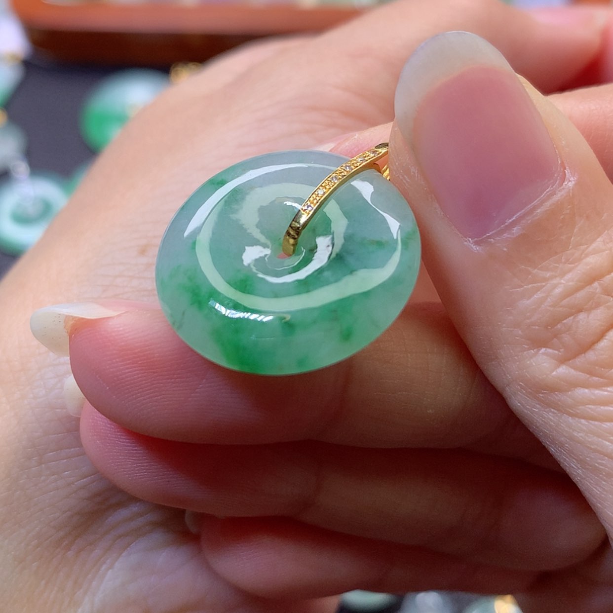 【闪购商品】吊坠(不含链)18K金镶嵌翡翠