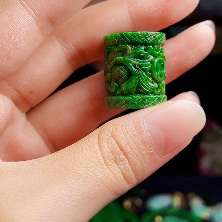 翡翠未镶嵌颈饰多样性