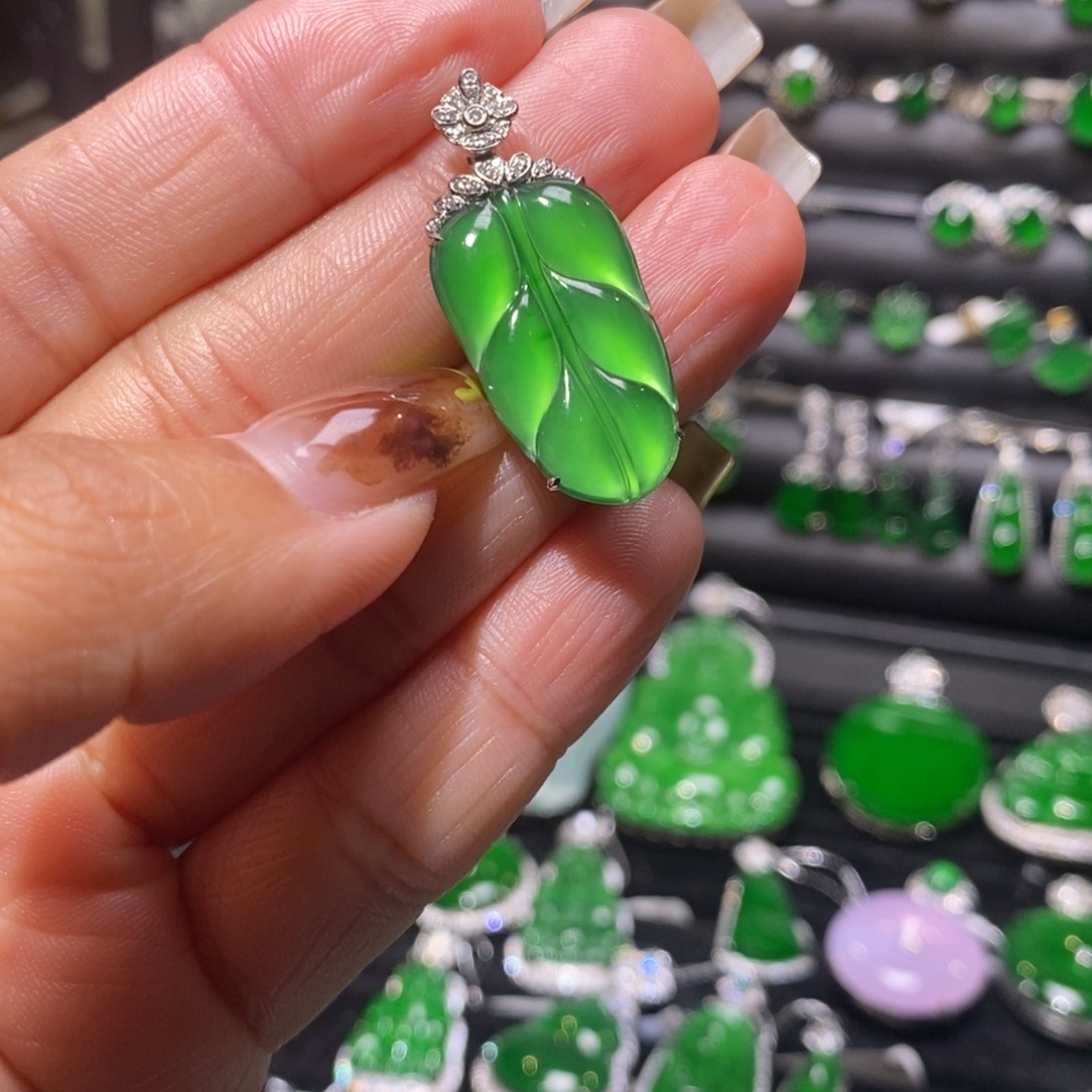 翡翠颈饰18K金镶嵌叶子吊坠