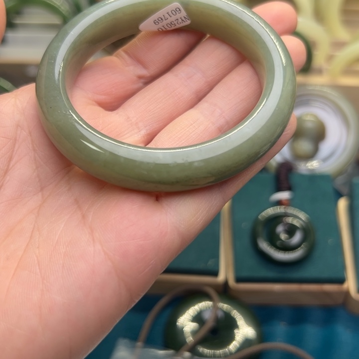 和田玉手镯未镶嵌56.9圈围1769