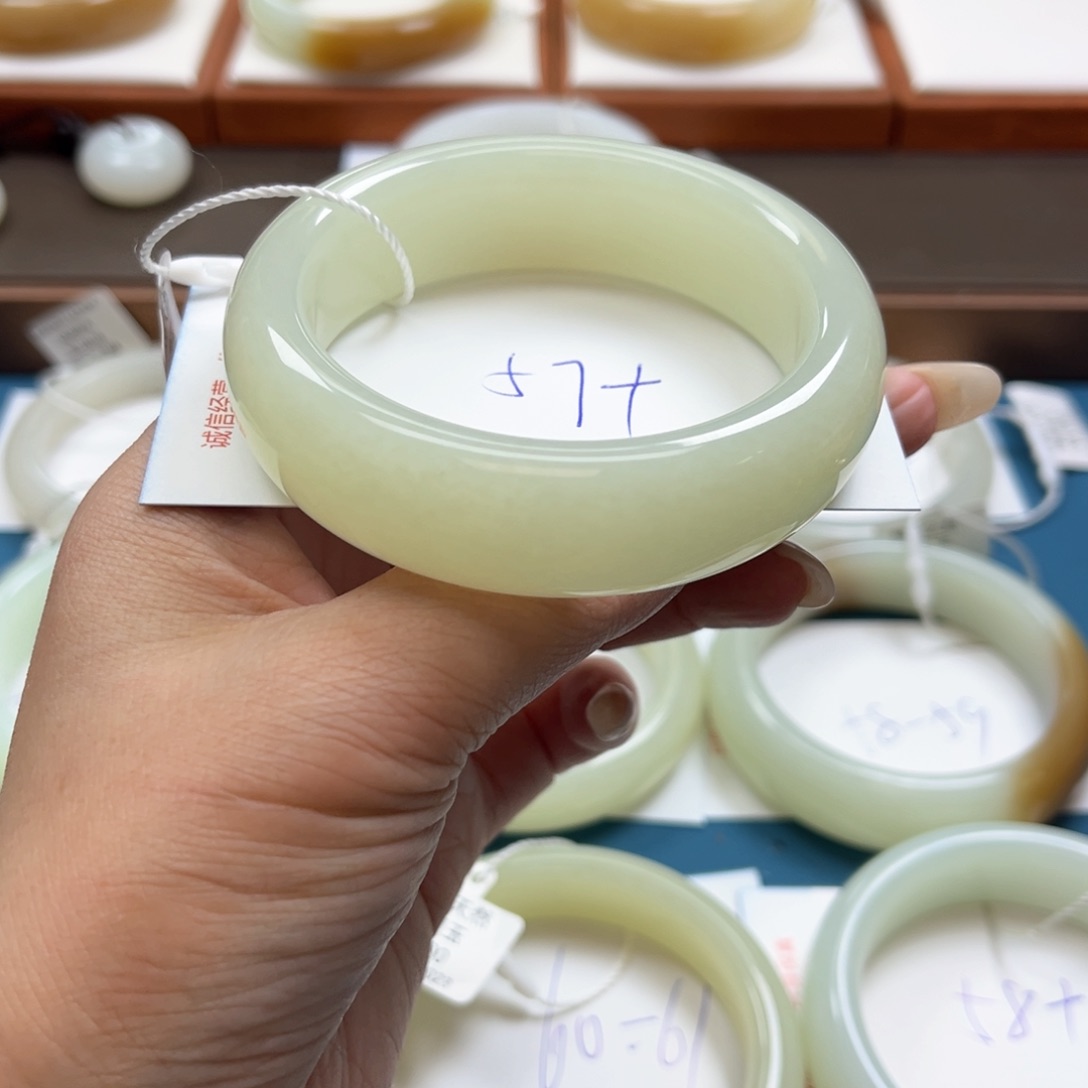 未镶嵌手镯和田玉春*秋