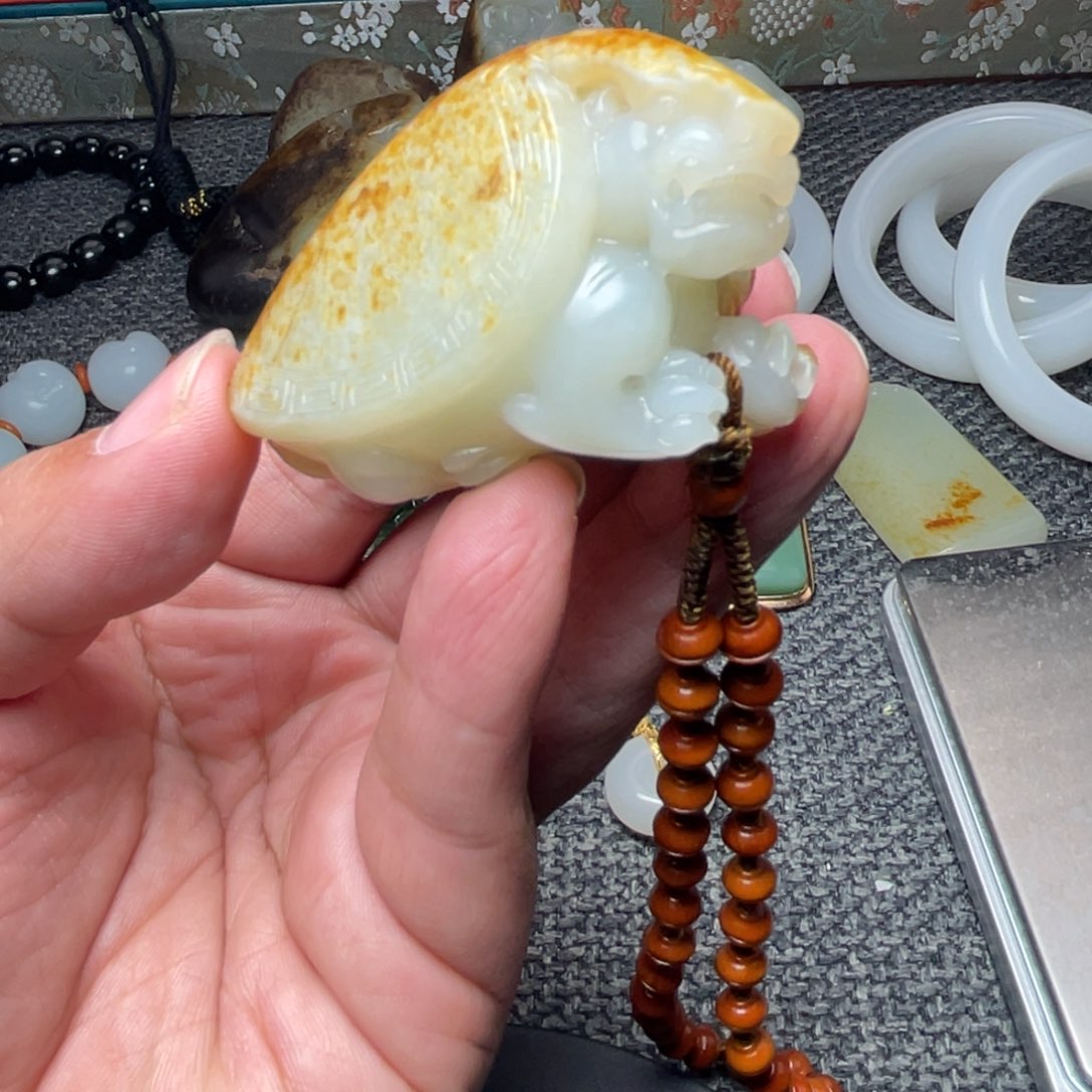 平***凡和田玉18K金镶嵌颈饰