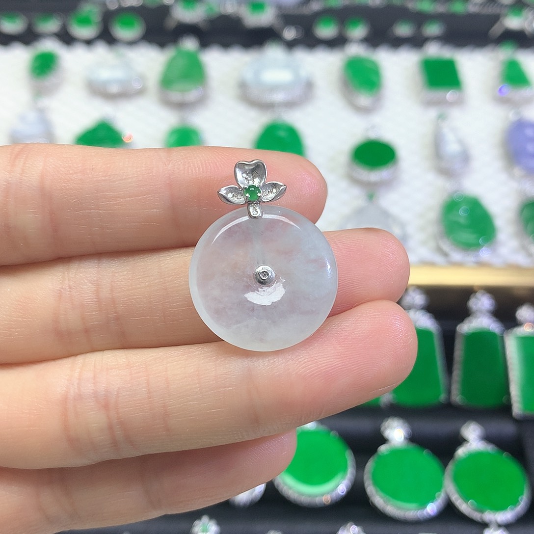 颈饰18K金镶嵌翡翠吊坠