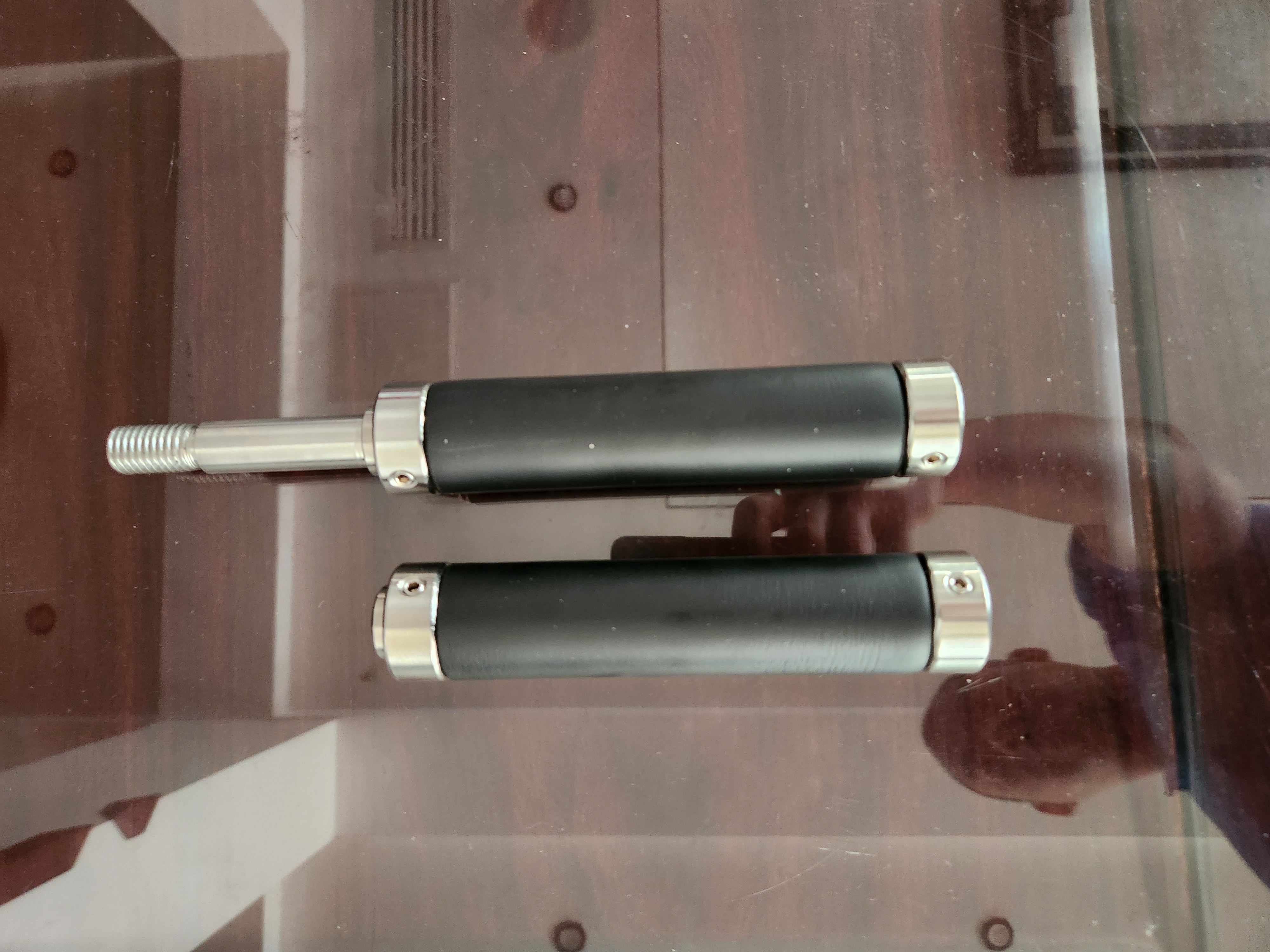 健腹轮手柄专卖，网红同款，两个颜色，红色黑色，不锈钢材质总长度36