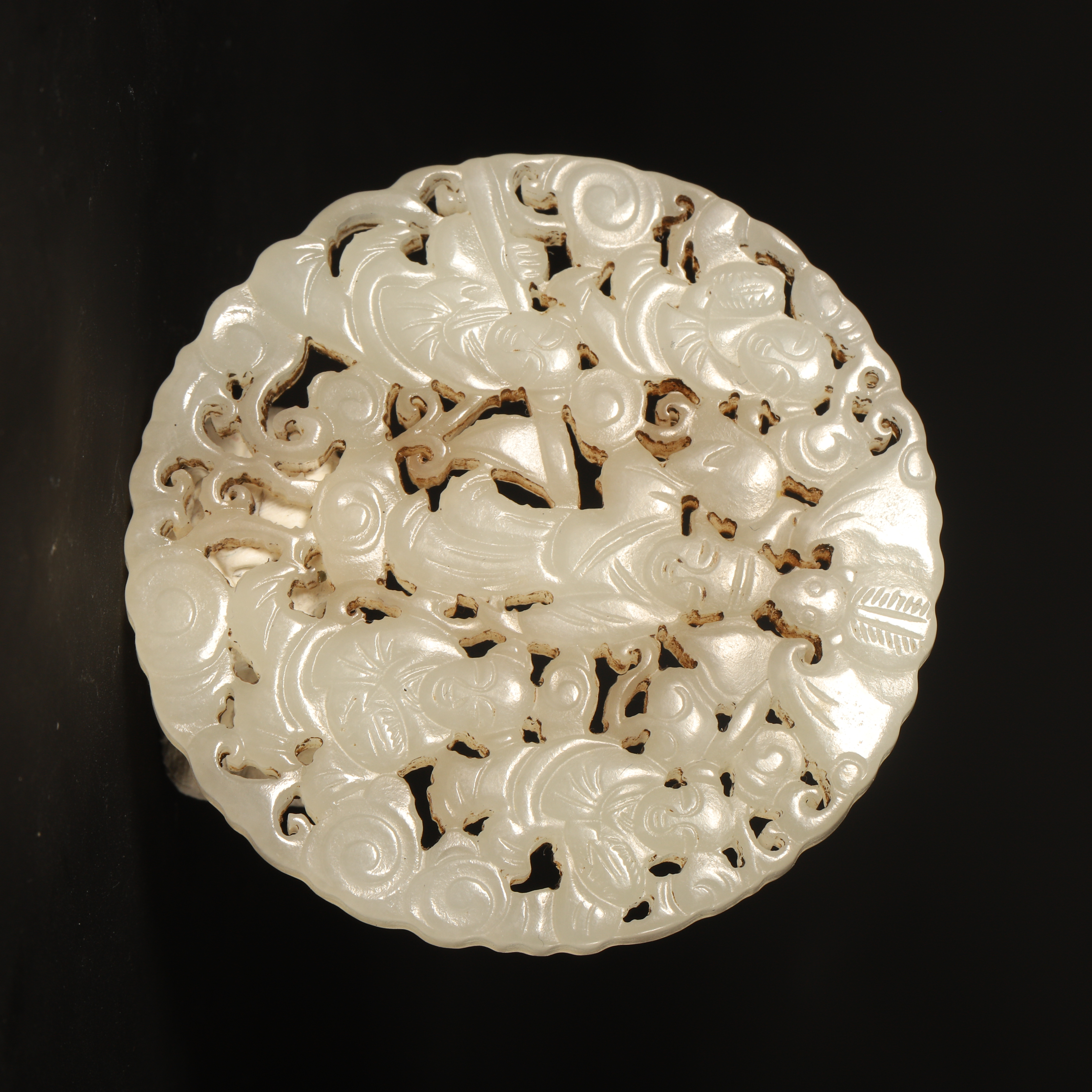 Lot31 清代和田玉镂空婴戏牌