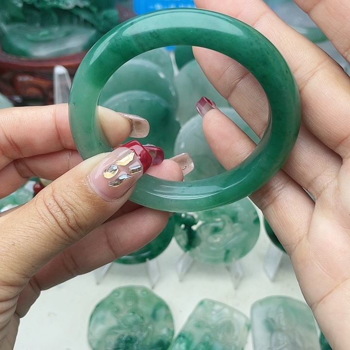未镶嵌定制石英质玉（非洲翠）小**姐