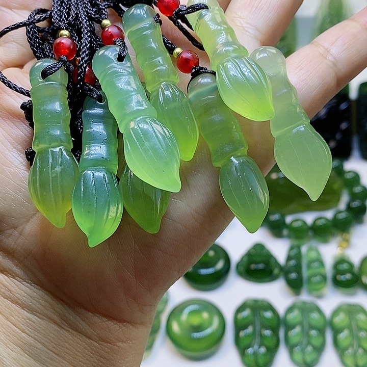 蛇纹石玉颈饰未镶嵌
