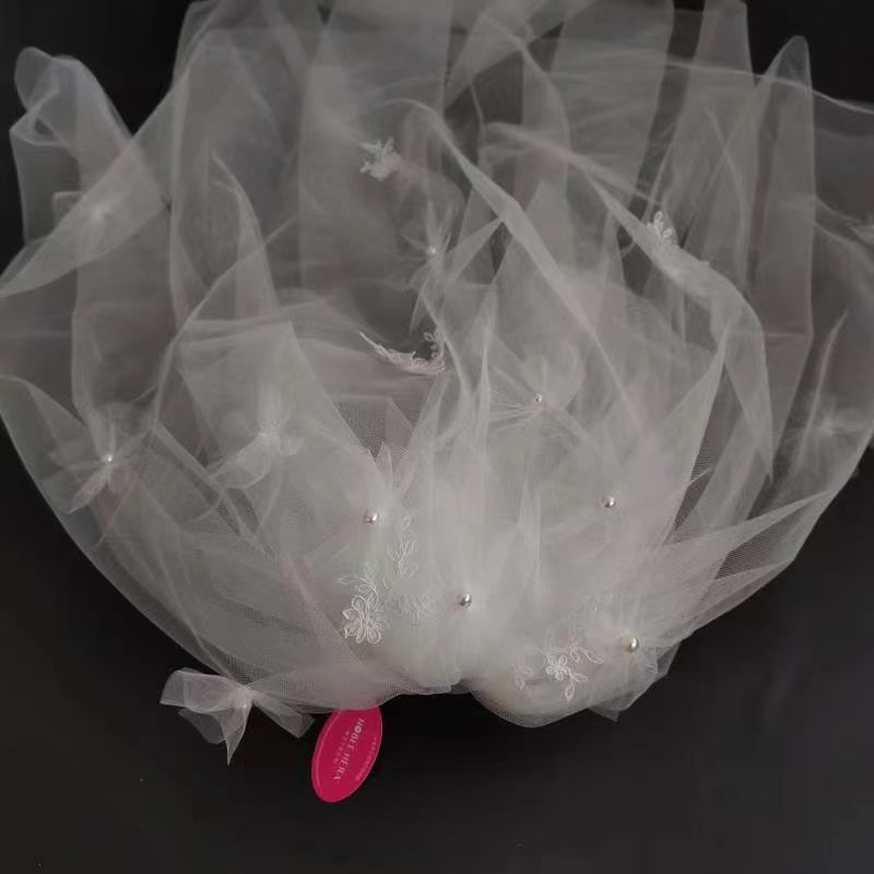 1343白色两层素头纱短款花朵珍珠点缀缎面影楼写真跟妆