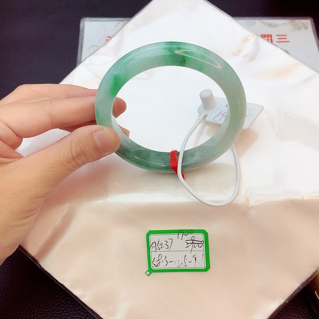 翡翠手镯未镶嵌芳***翡翠