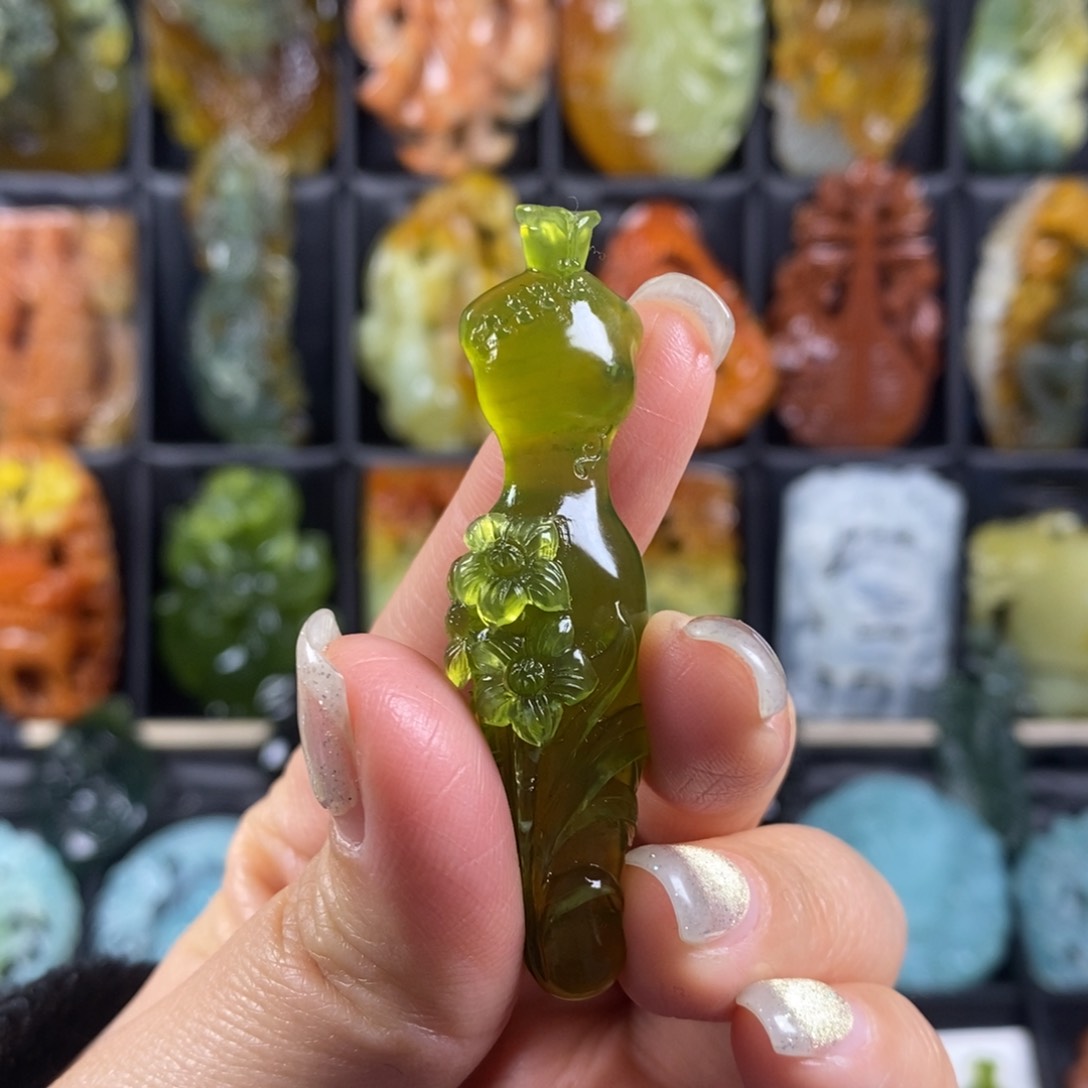 蛇纹石玉颈饰合金