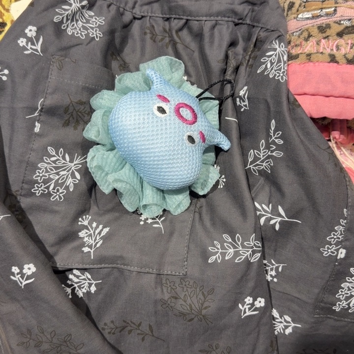 灰色围裙一个浴花一个