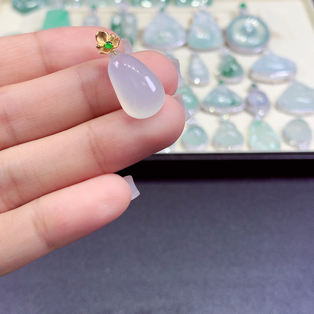 翡翠18K金镶嵌颈饰翡翠