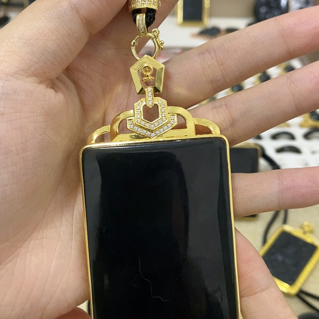 人***戏和田玉合金颈饰和田玉