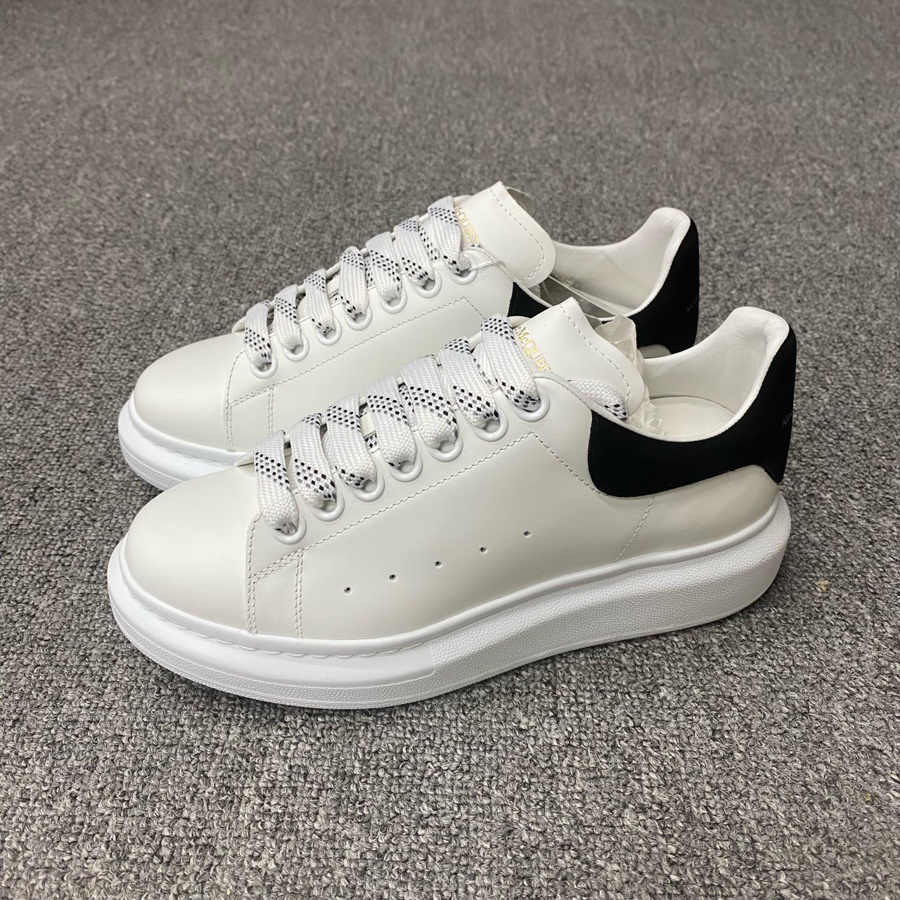 全新未使用 YSL/圣罗兰 全新/麦昆MCQ/36码/黑尾小白鞋/BF00912