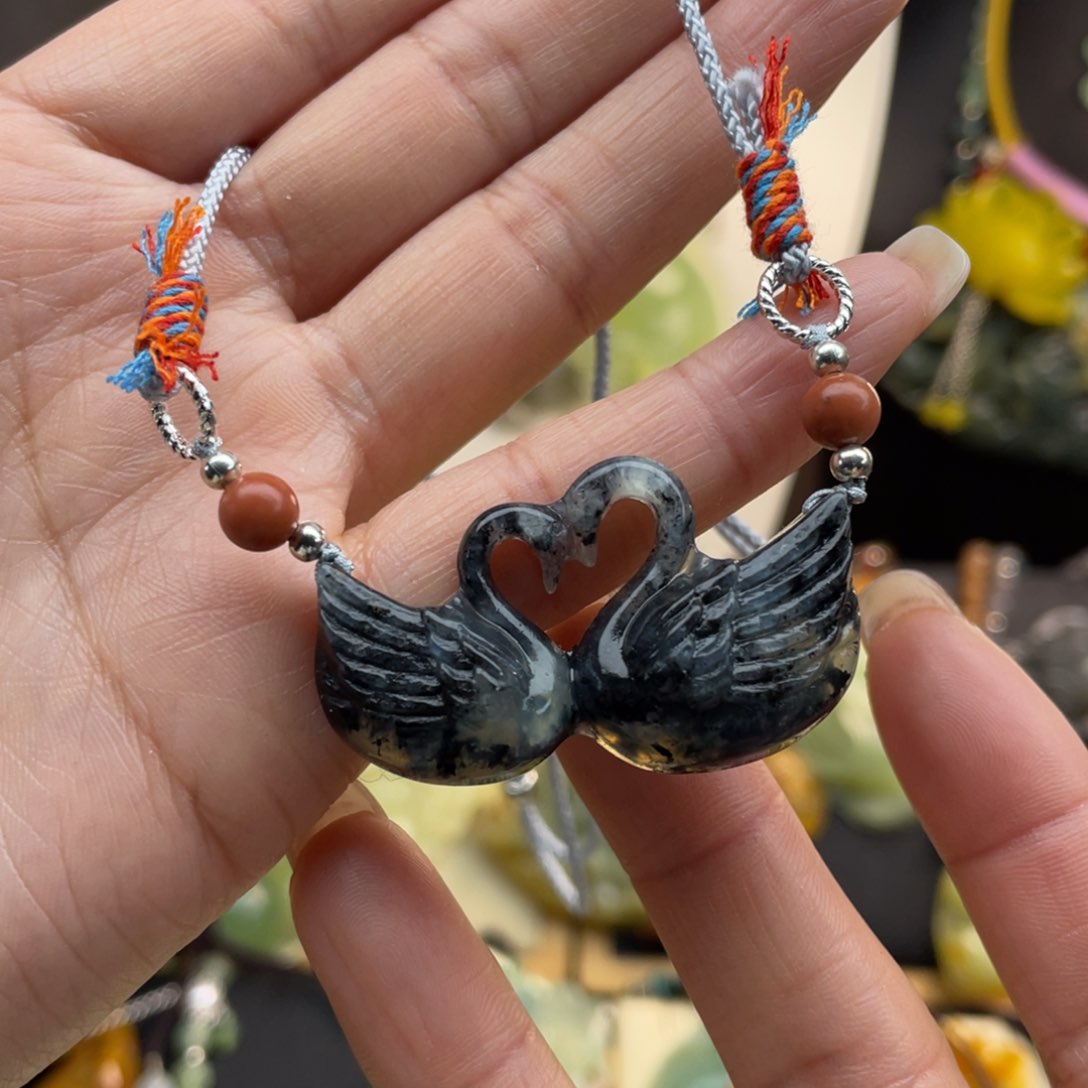 蛇纹石玉未镶嵌颈饰