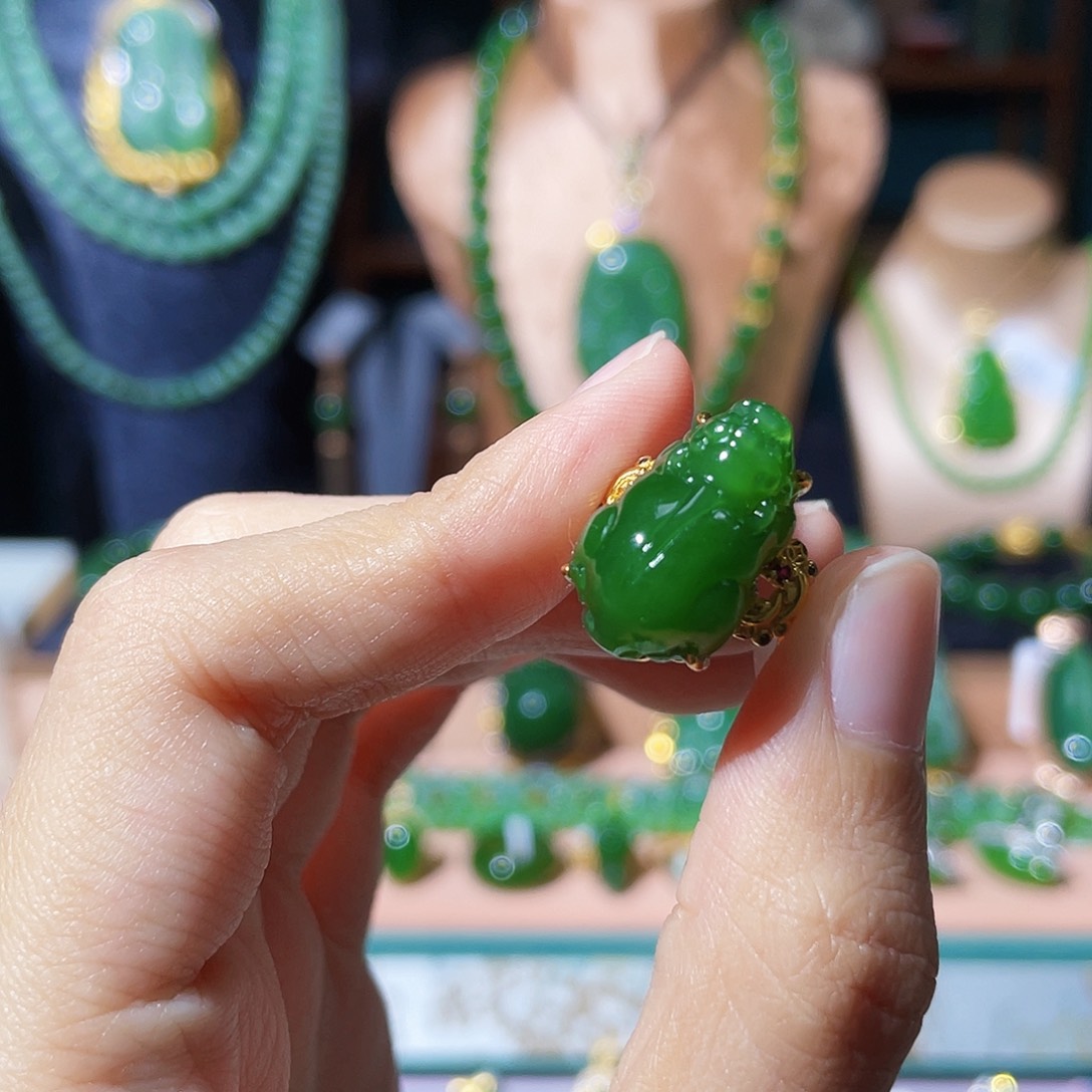 和田玉（碧玉）戒指18K金镶嵌