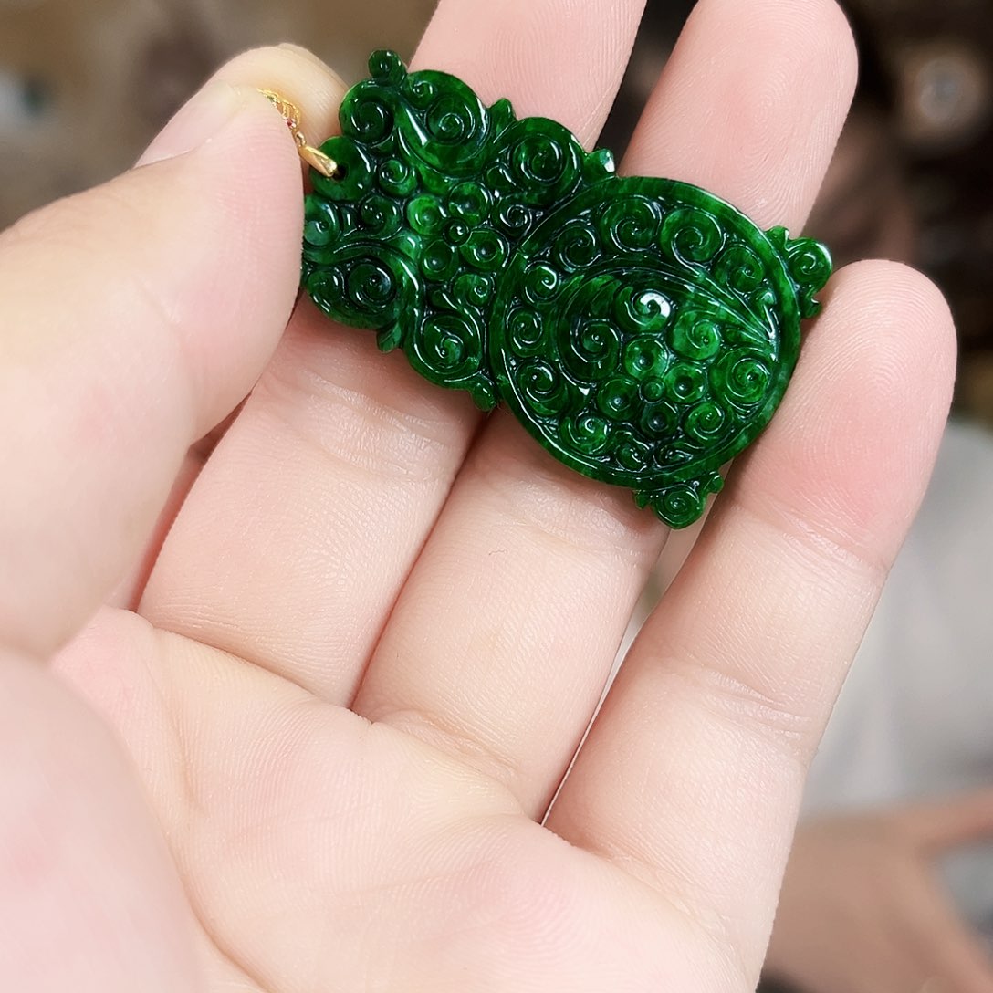 翡翠18K金镶嵌颈饰吊坠