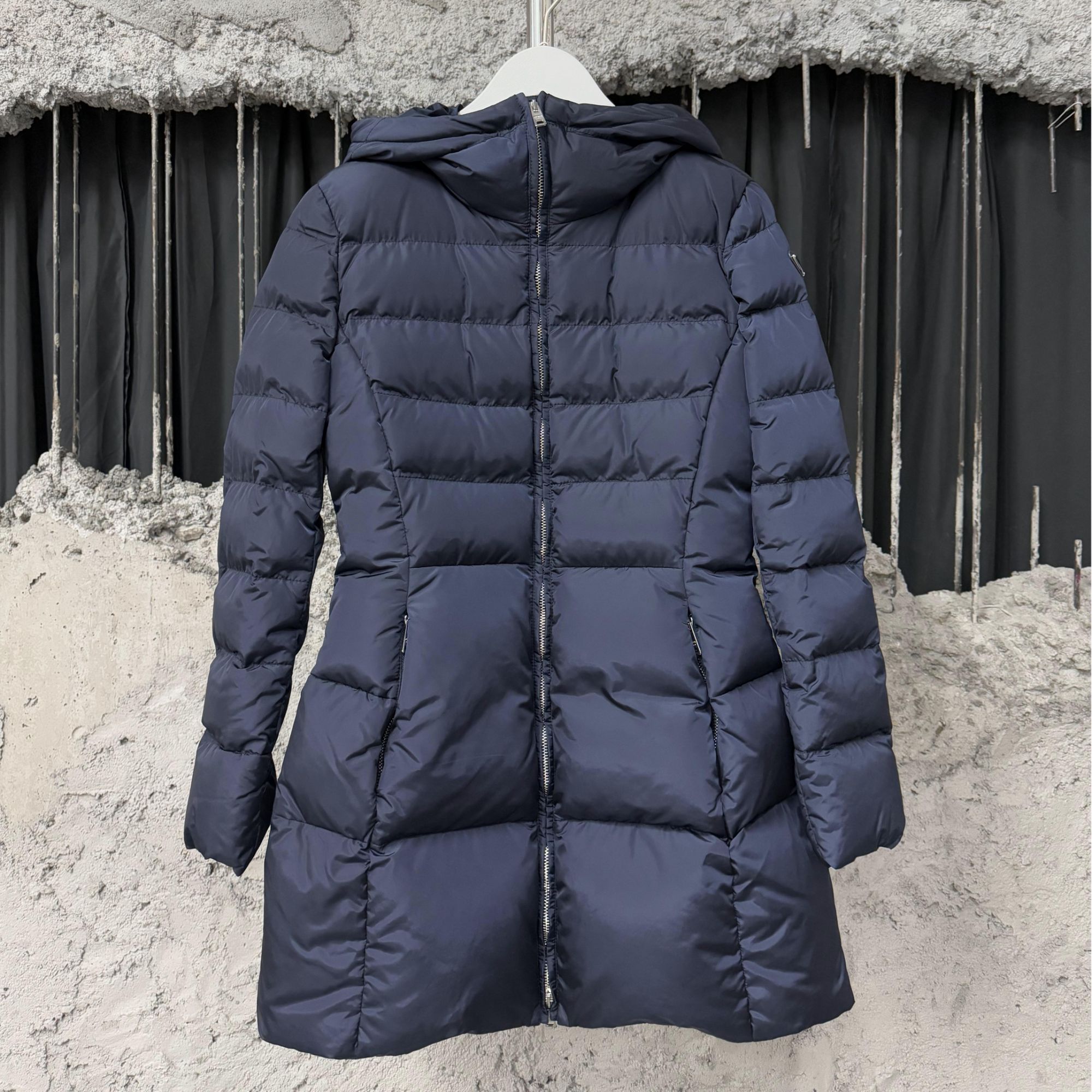 99新 Prada/普拉达 金属三角标长款羽绒服/40码/99新瑕疵图四