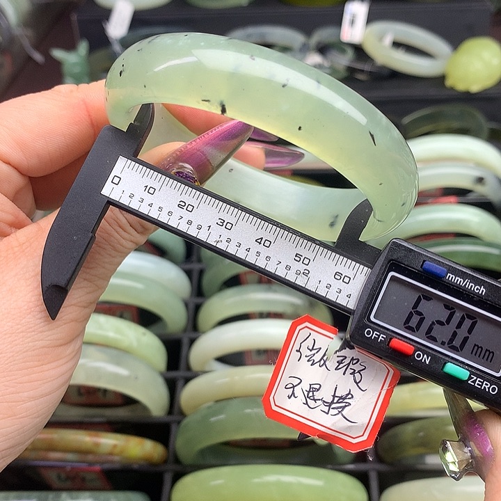 蛇纹石玉手镯未镶嵌611