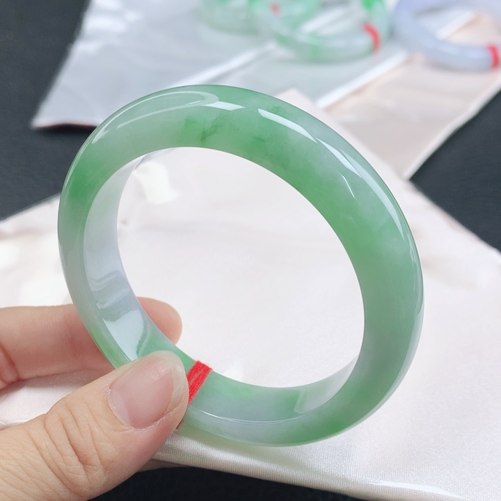 翡翠未镶嵌手镯56+飘阳绿翡翠手镯