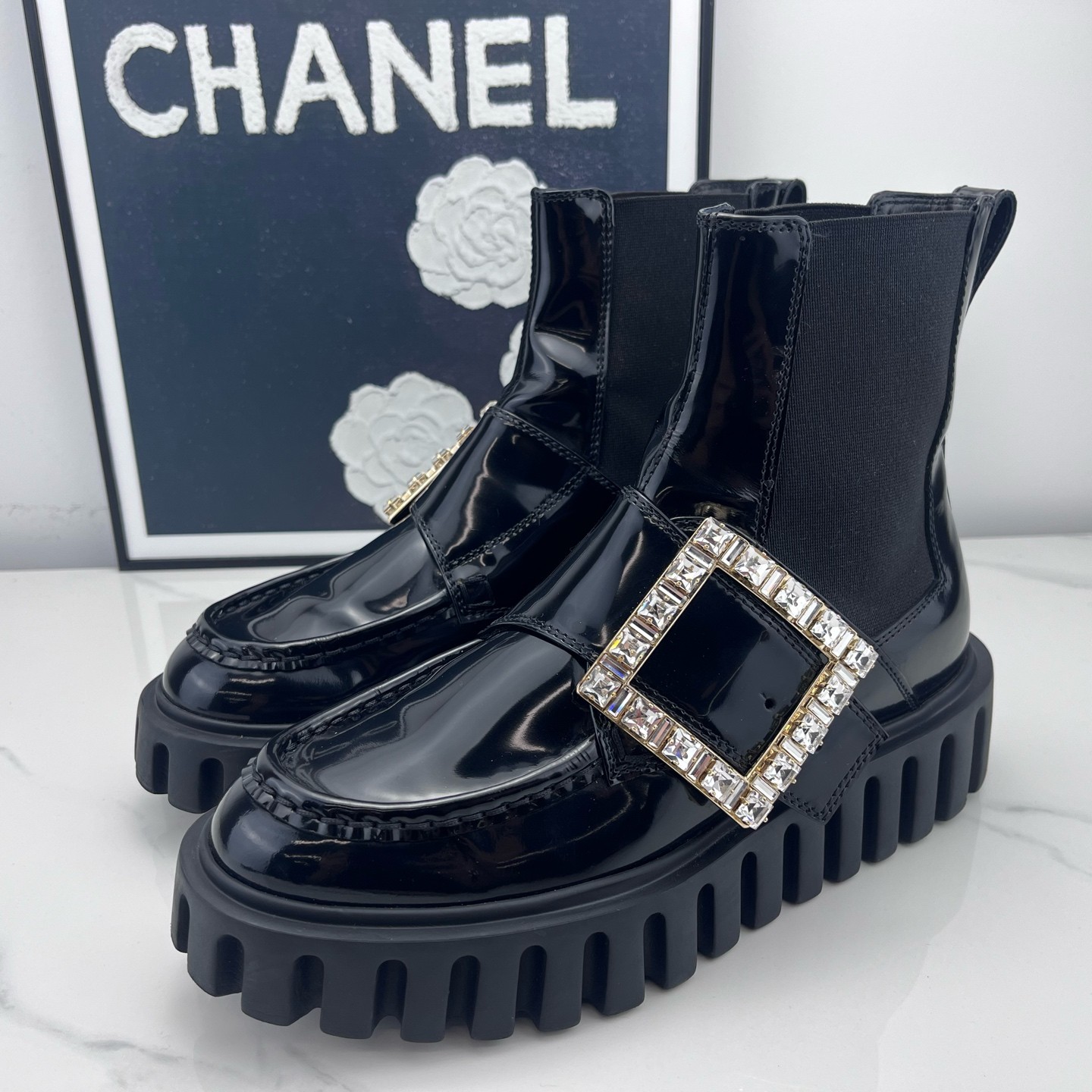 99新 Roger Vivier/罗杰·维威耶 RV 镶钻方扣短靴 37码/jm01324