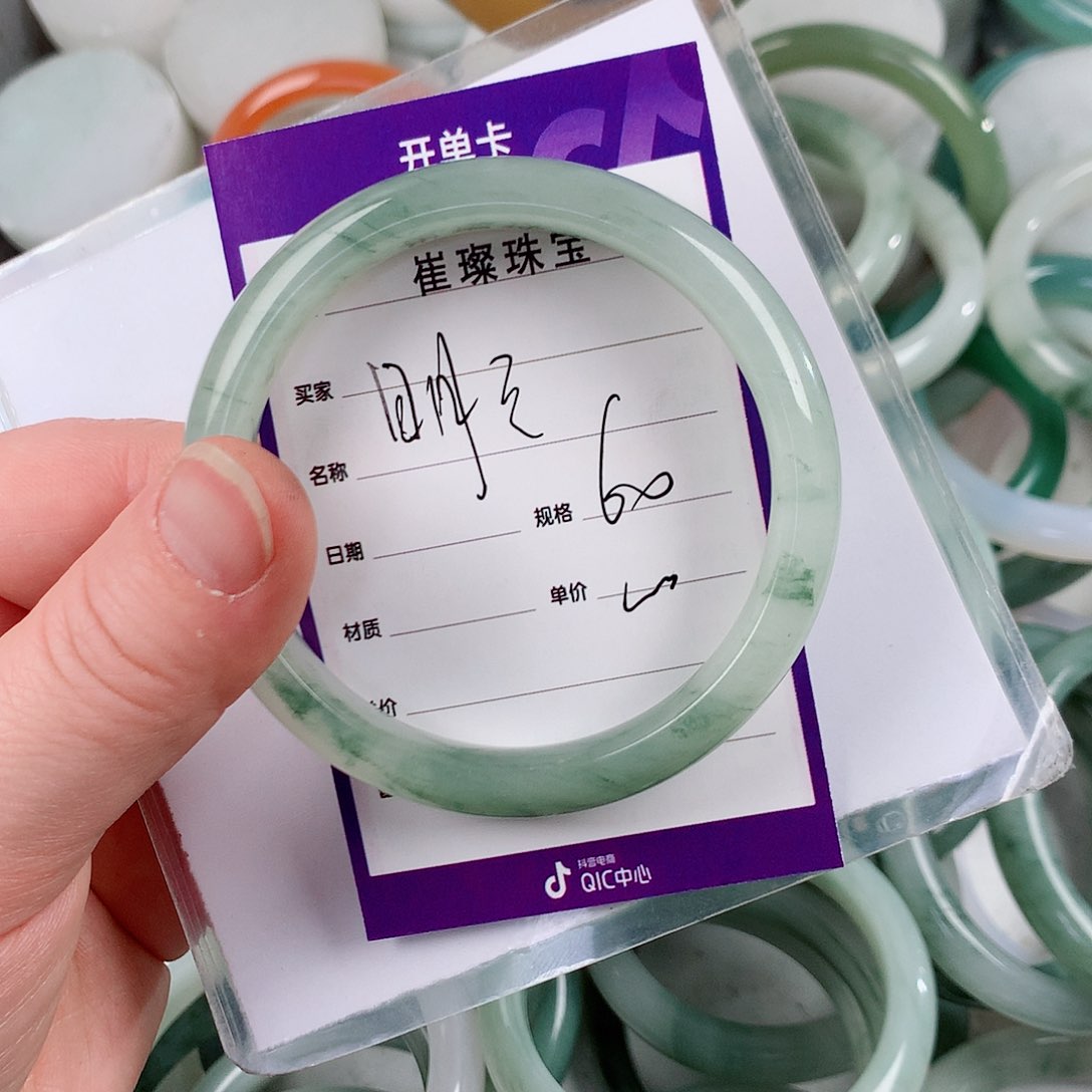 石英质玉未镶嵌手镯明**好