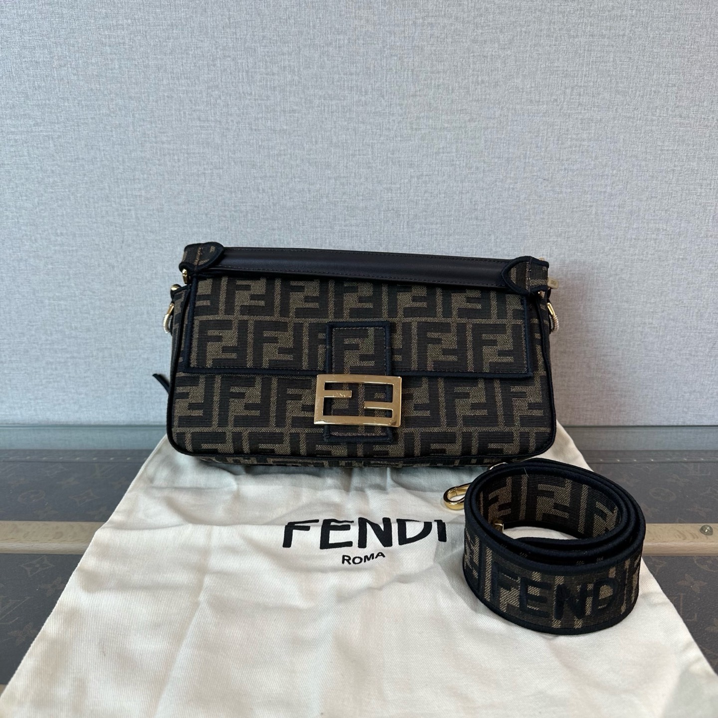 95新 FENDI/芬迪 老花金扣中号单肩腋下法棍包 05196