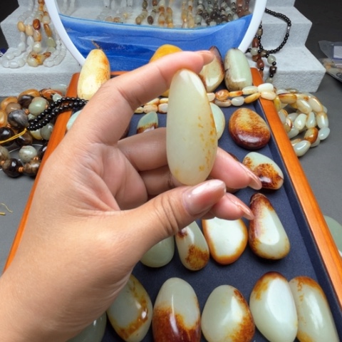 和田玉颈饰未镶嵌尉****厂
