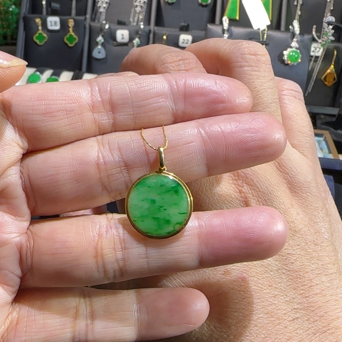 翡翠18K金镶嵌颈饰吊坠