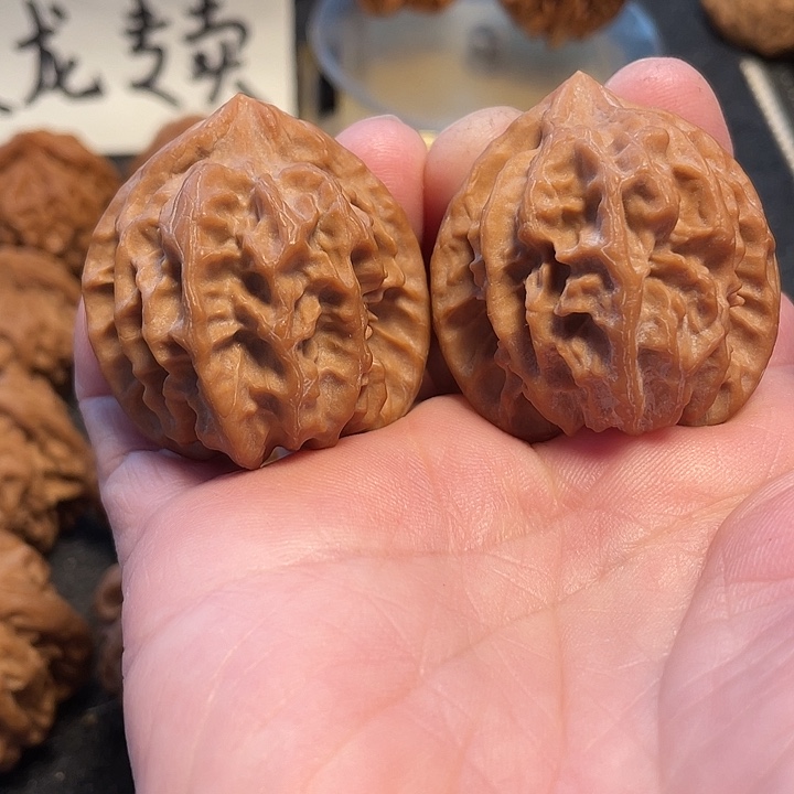 黄***点把件文玩核桃曹大龙