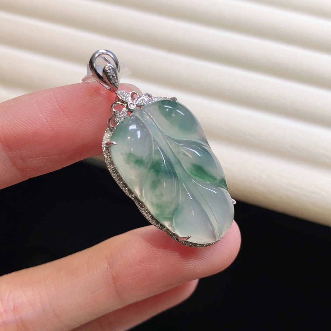 翡翠颈饰18K金镶嵌叶子