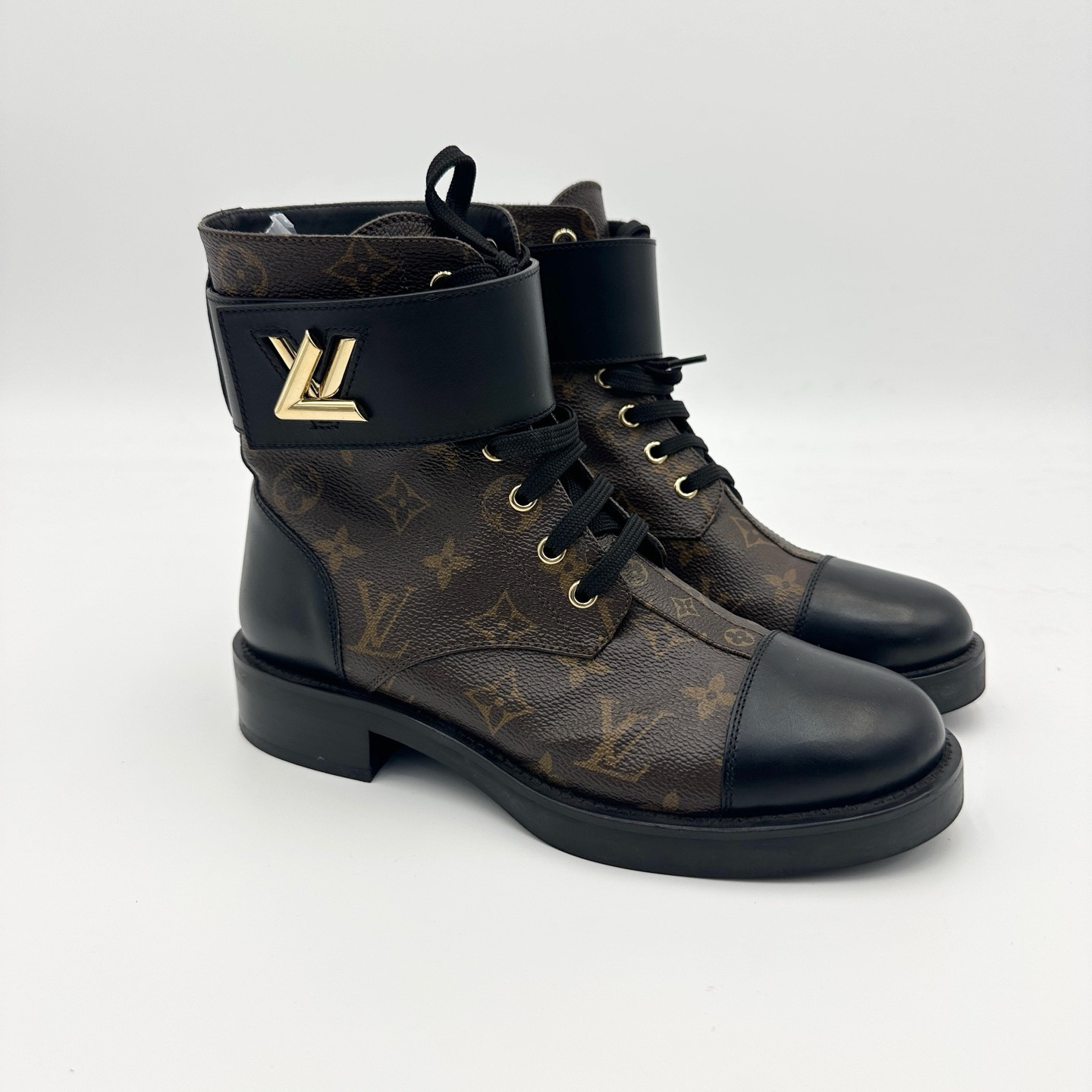 99新 LouisVuitton/路易威登 37码/棕老花满印扭扭扣短靴/pp0559