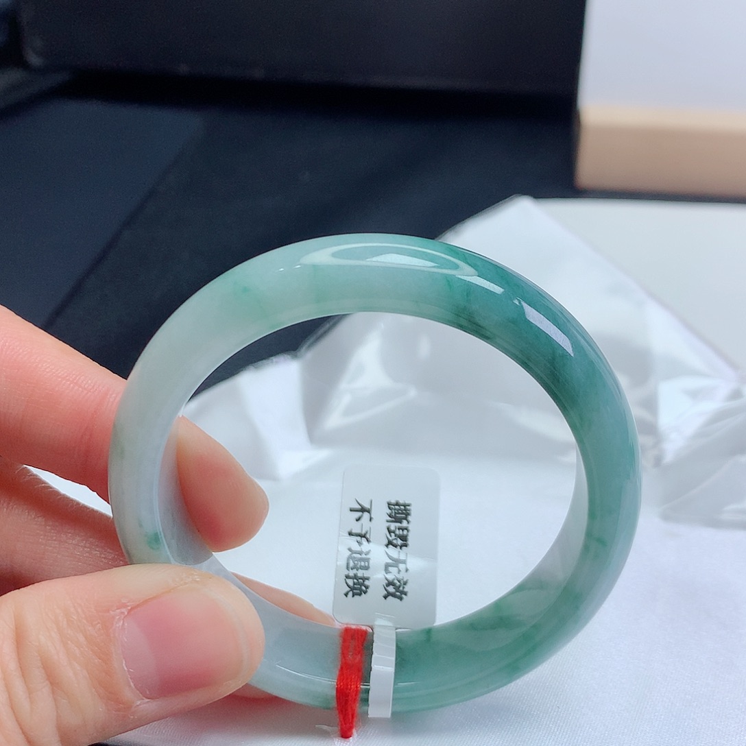 翡翠手镯未镶嵌52圈口