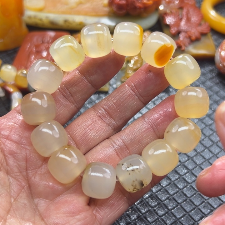 石英质玉（黄龙玉）颈饰未镶嵌