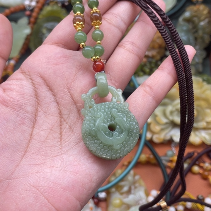 蛇纹石玉吊坠合金