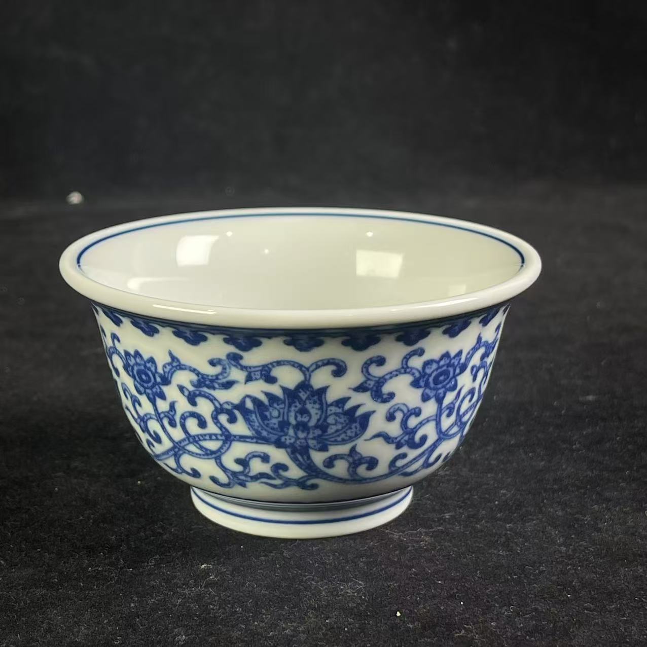 M青花缠枝莲纹杯    